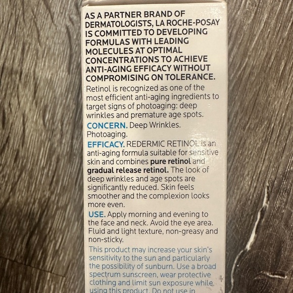 La Roche-Posay Redermic Retinol + Anthelios Light Fluid Tinted SPF 50 Sunscreen - Picture 8 of 13